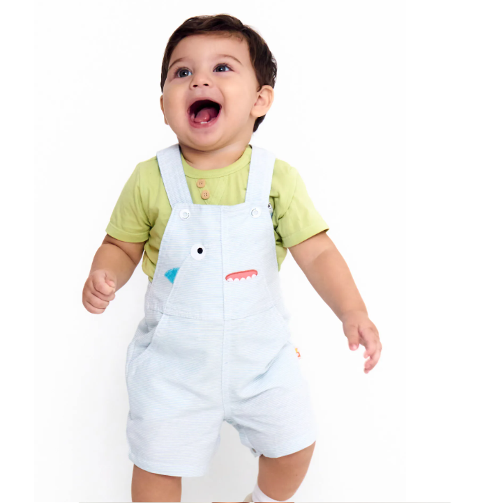 Jardineira Infantil Bebê Menino Estampa Ataque de Estilo - Tam. 3 a 18 meses - Off White e Azul